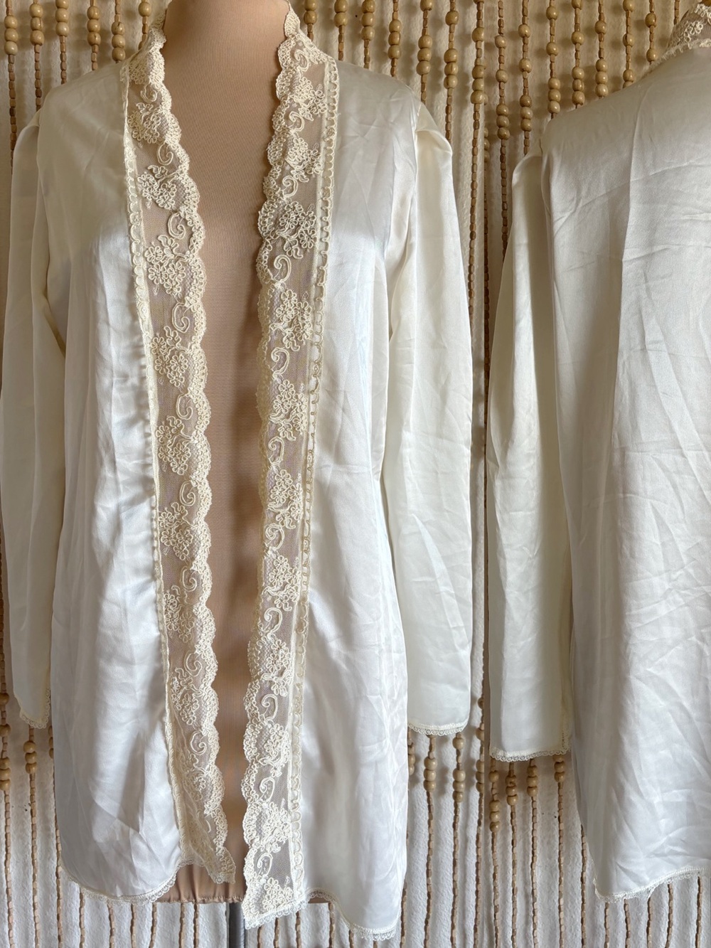 Vintage Ivory Cream Lace Trim Romantic Regal Pinup Victorian Silky Kimono Robe